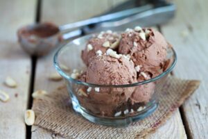 Шоколадное мороженое с миндалем