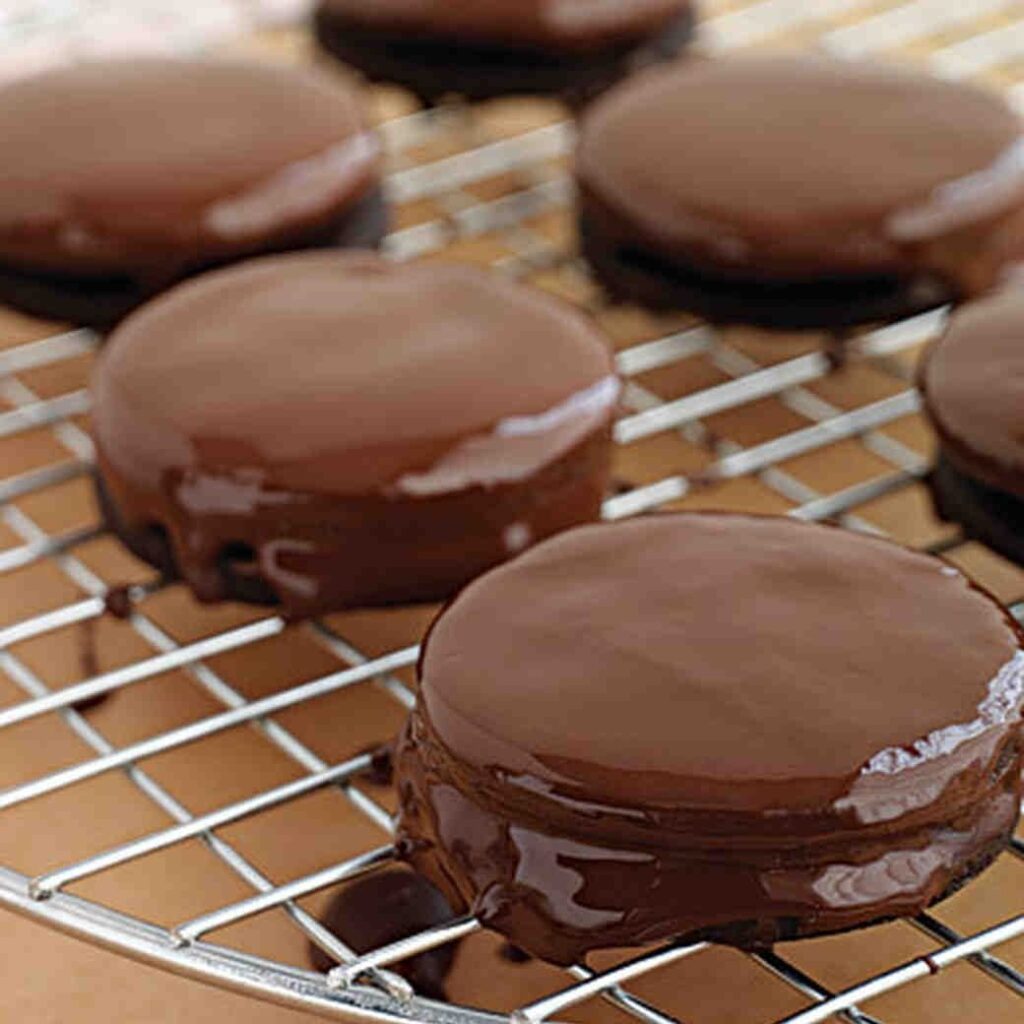 Покрытые шоколадом. Шоколадное печенье Марты Стюарт. Печенье круглое с шоколадом. Печенье облитое шоколадом. Печенье с шоколадной глазурью.