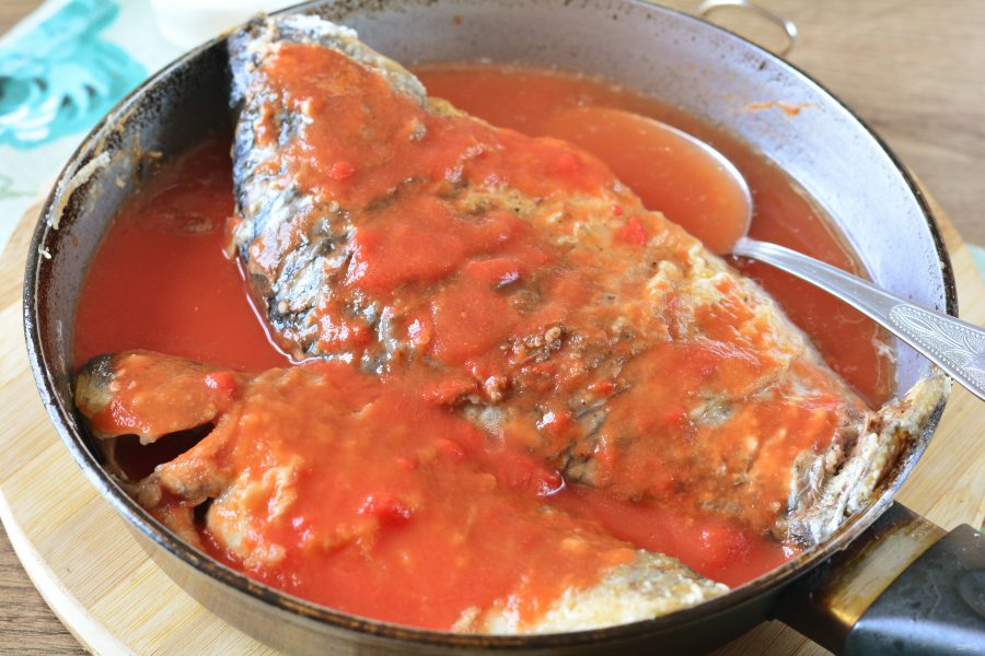 karas_v_tomatnom_souse-666951 Рыба в томатном соусе на сковороде