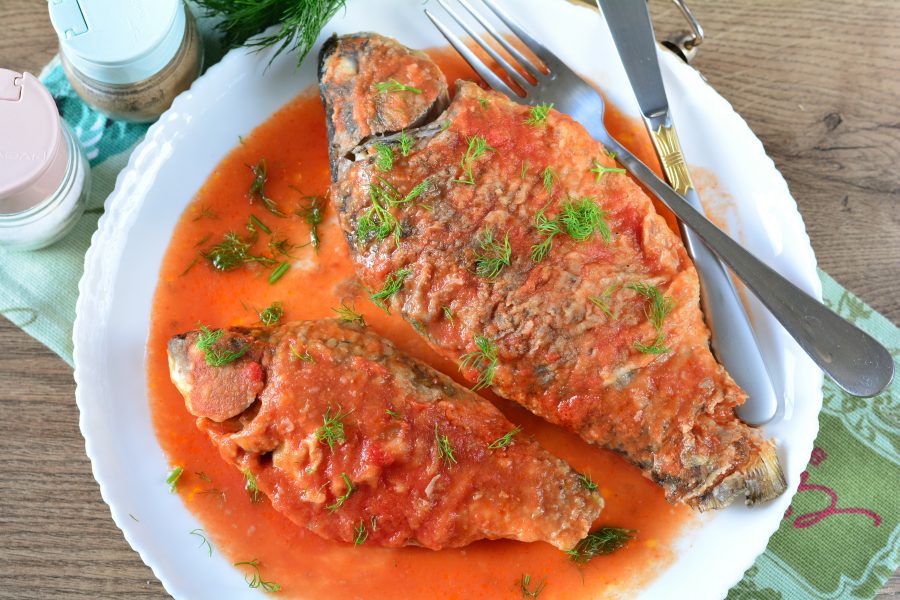 karas_v_tomatnom_souse-666953 Рыба в томатном соусе на сковороде