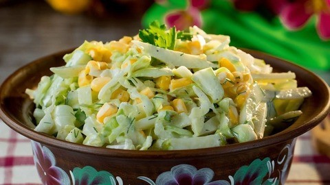 salat-s-pekinskoj-kapustoj-ogurcom-i-kukuruzoj Салат из пекинской капусты с курицей, два вкусных рецепта